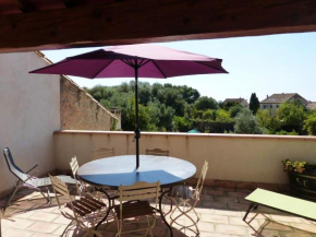 Maison de village avec terrasse, cour et garage.